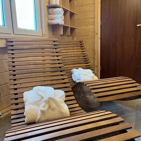 I Restauracja Borowianka ホテル オストルフ・ビエルコポルスキ