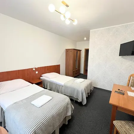 I Restauracja Borowianka 3* オストルフ・ビエルコポルスキ